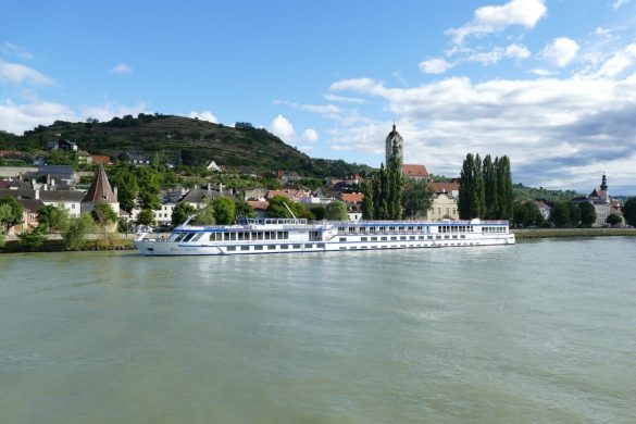 river cruise travelling