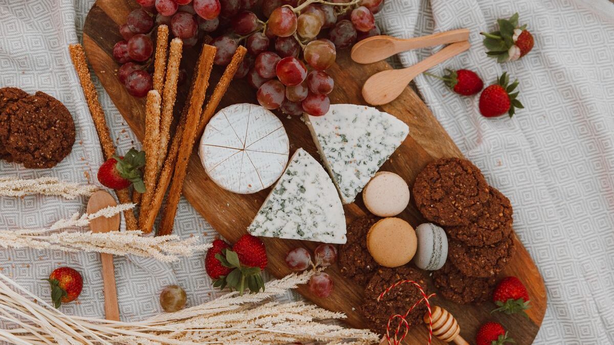 How to Arrange the Perfect Cheese Board at Home