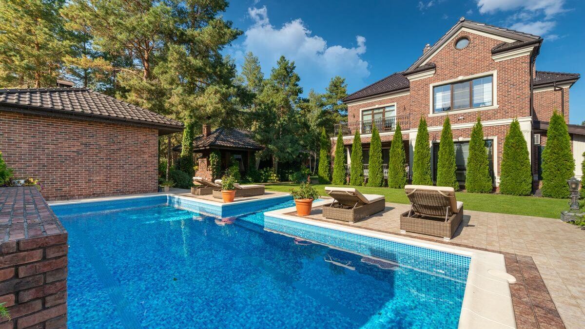 How to Choose the Best Location for a Backyard Pool
